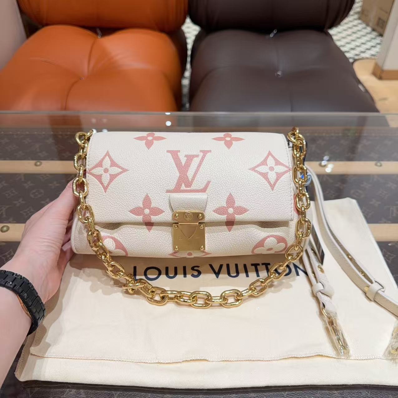 99新 LouisVuitton/路易威登 草莓牛奶全皮云朵包 芯片款