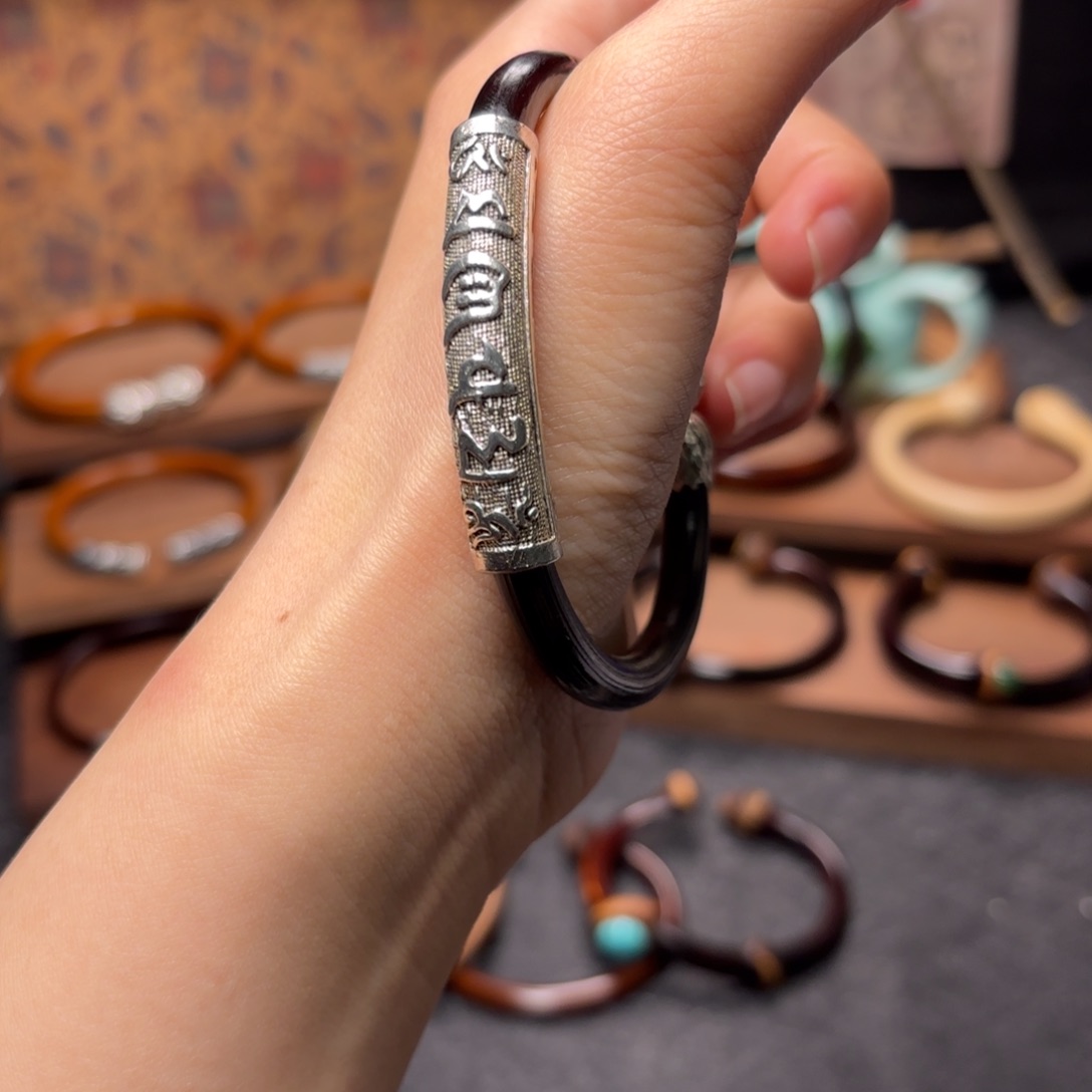 吉***安木质非金属鸡血藤手镯