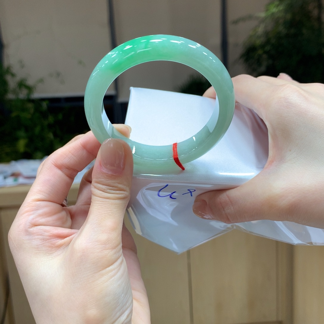 翡翠手镯未镶嵌不退不换