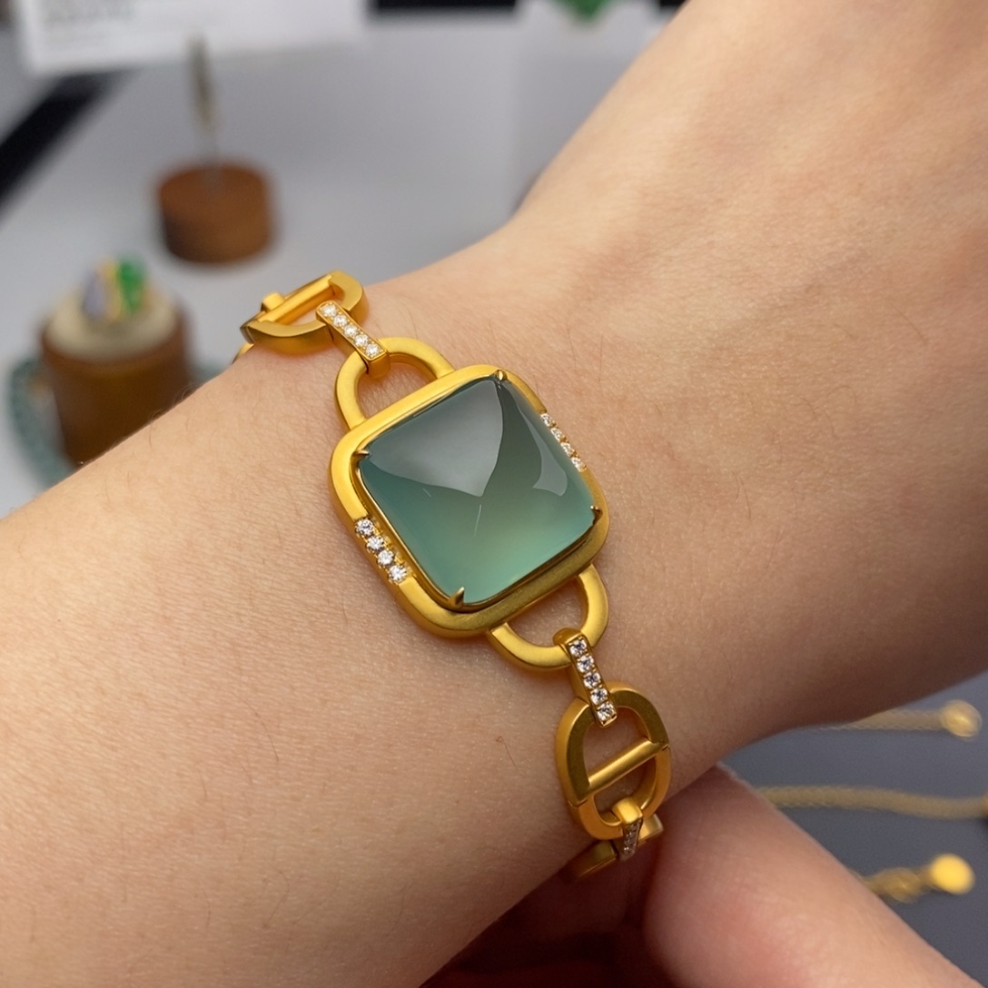 翡翠18K金镶嵌颈饰隐