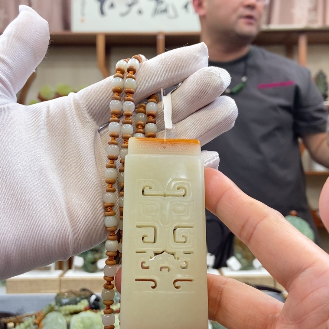 和田玉吊坠未镶嵌大**?