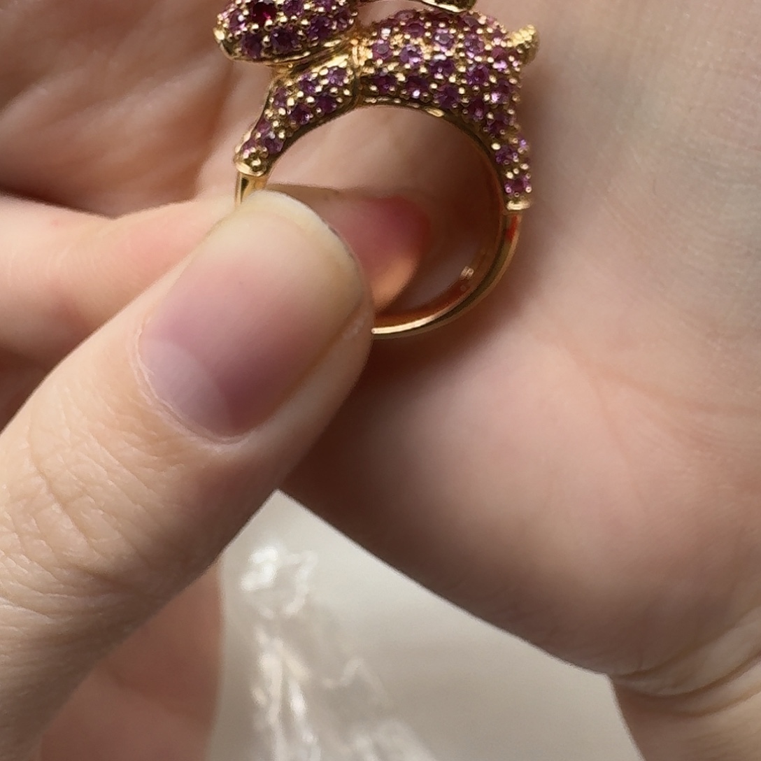 18K金镶嵌蓝宝石戒指