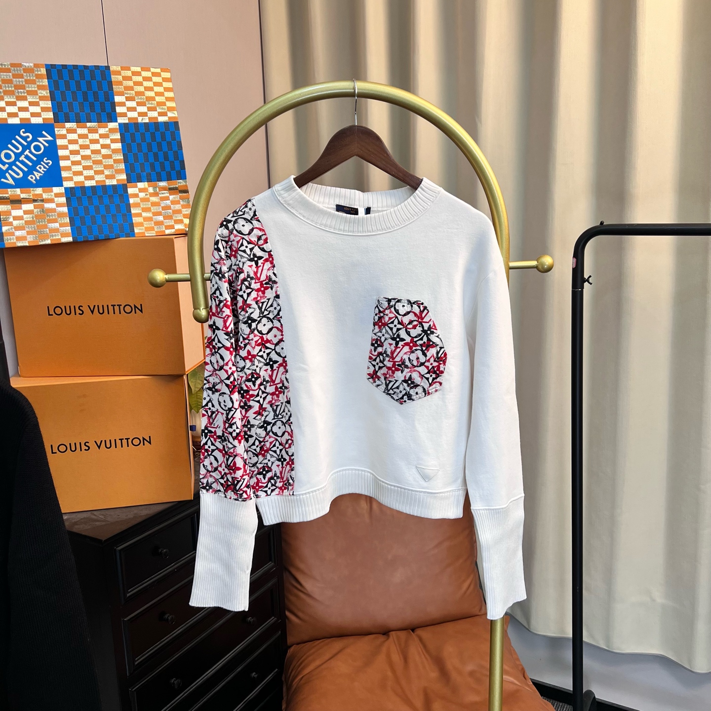 99新 LouisVuitton/路易威登 梅芙 白的胸前老花卫衣 S码