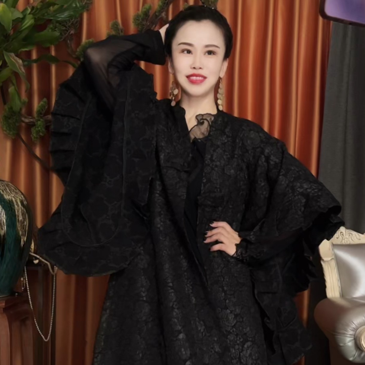 黑色提花木耳边风衣