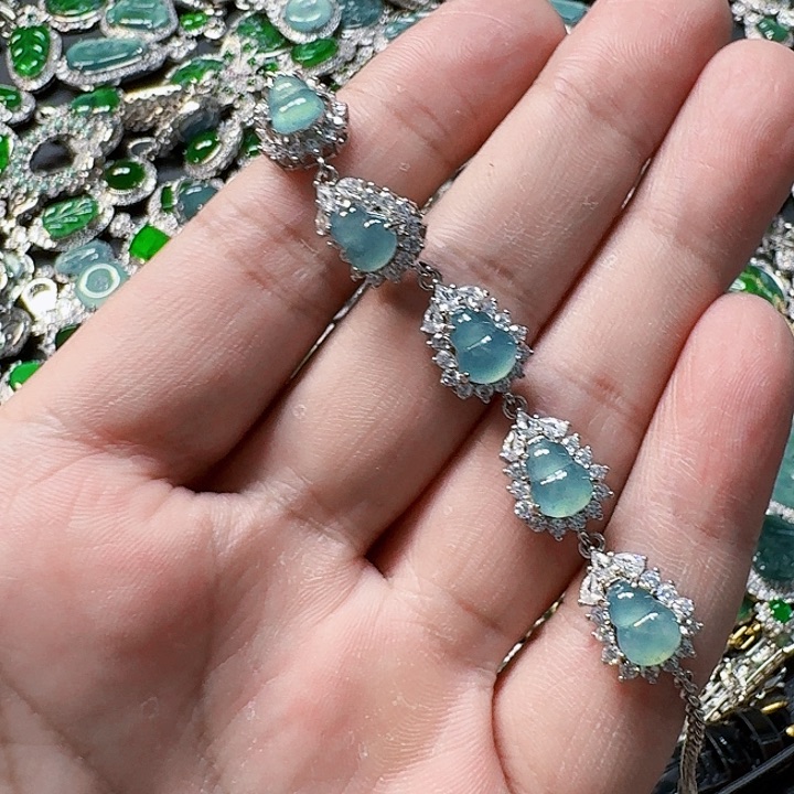 翡翠颈饰未镶嵌天然A货翡翠放漏