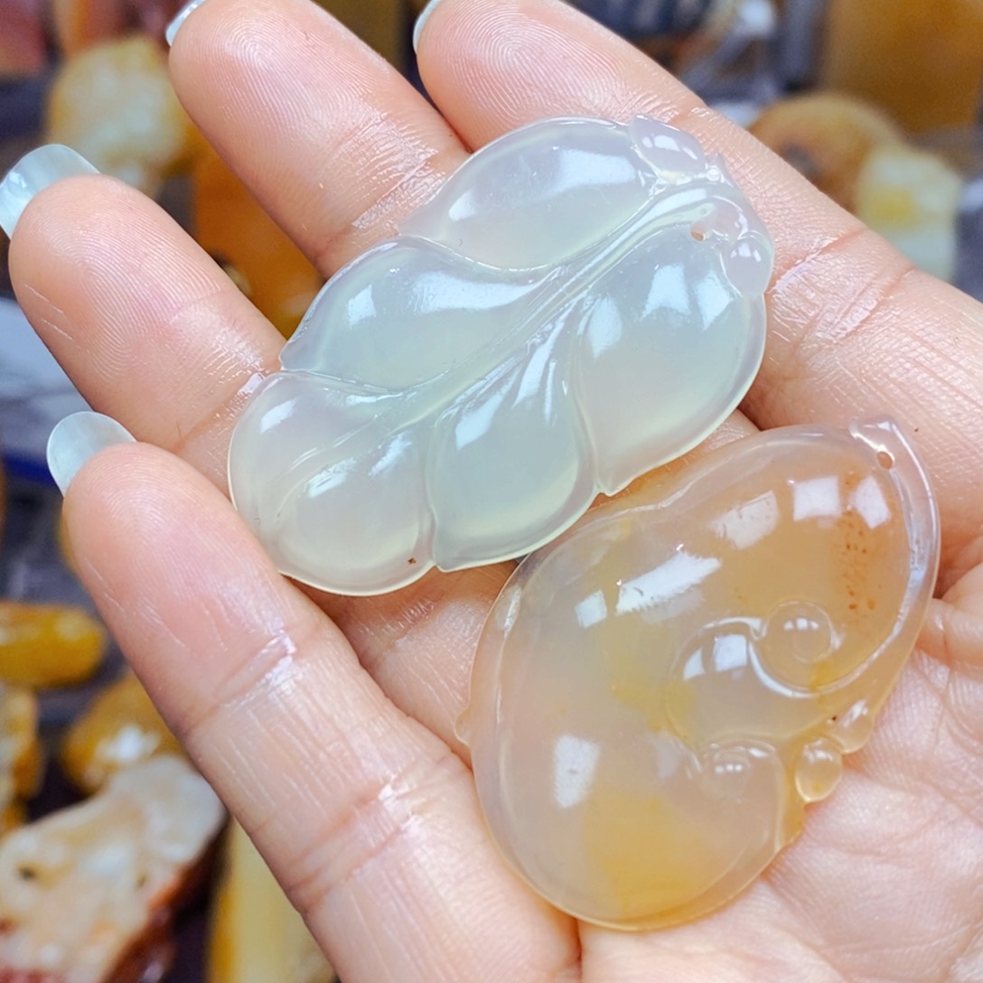 石英质玉（黄龙玉）未镶嵌颈饰