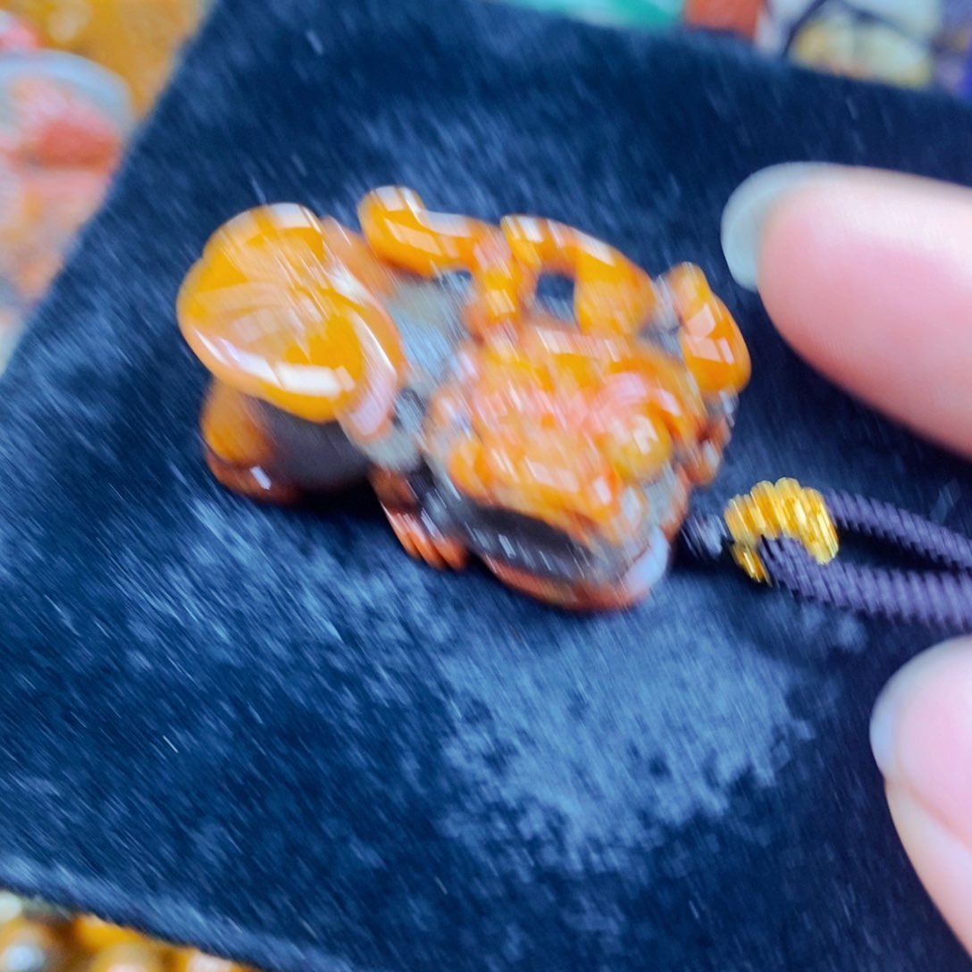 未镶嵌石英质玉（黄龙玉）颈饰