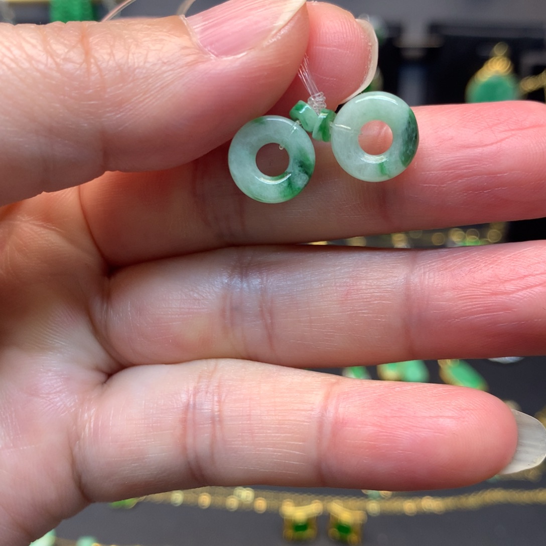 翡翠未镶嵌颈饰有纹裂