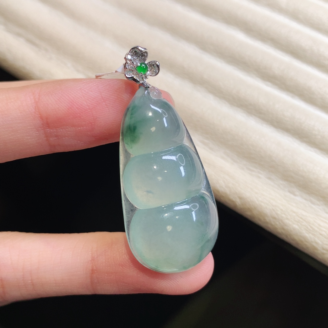 翡翠18K金镶嵌颈饰豆子