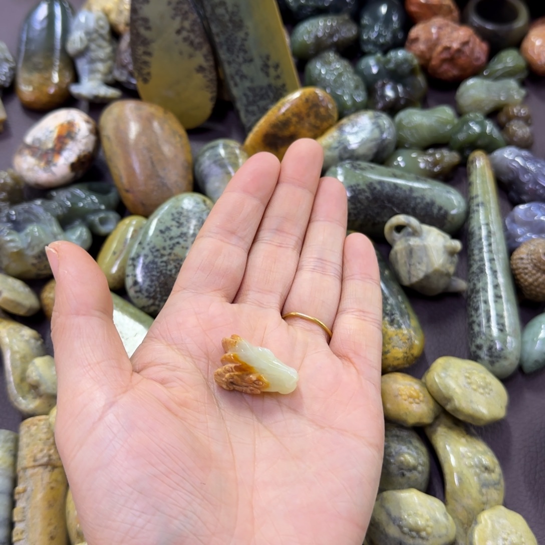 细***芬岫岩河磨玉（透闪石质玉）未镶嵌颈饰