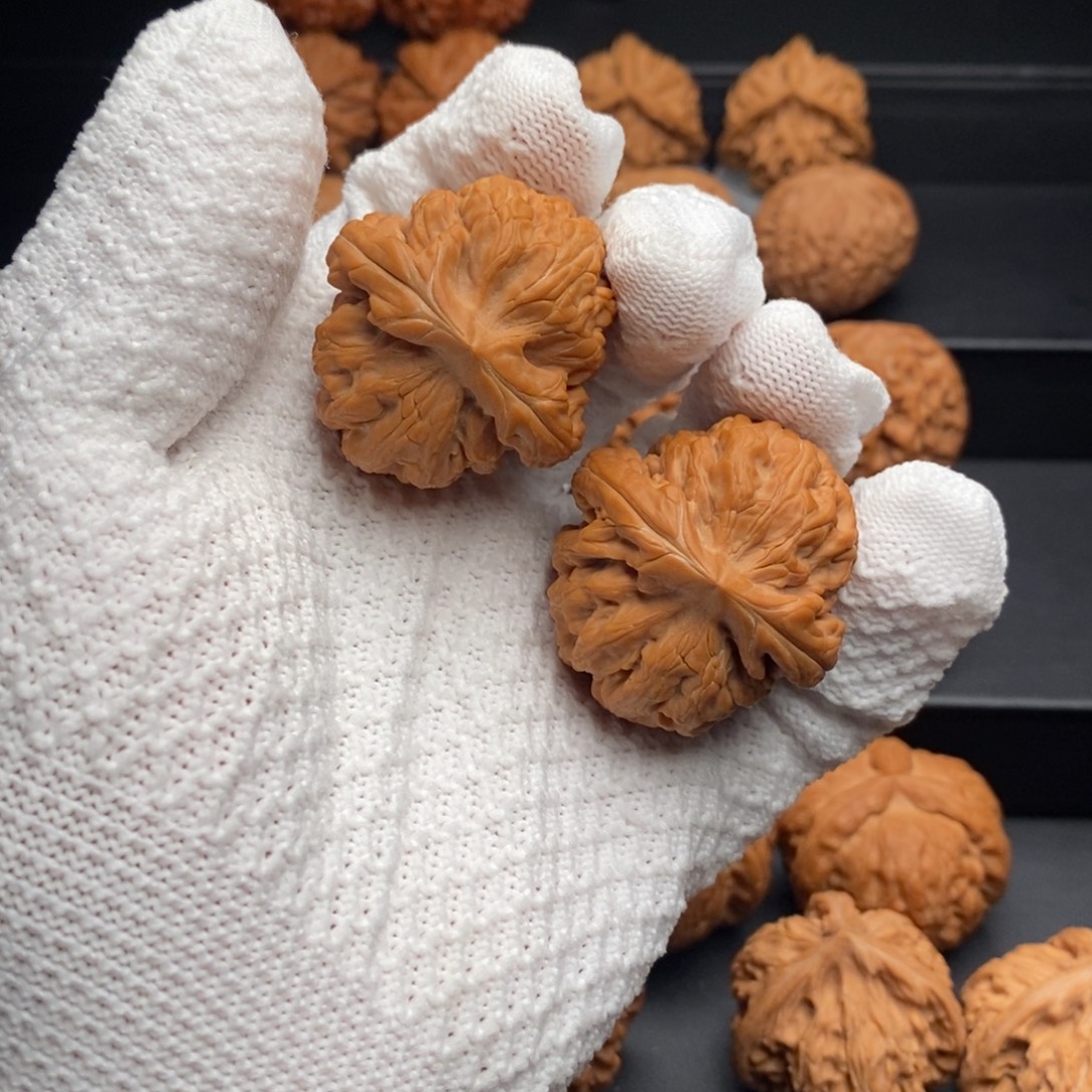 小***·文玩核桃把件40红锦鲤