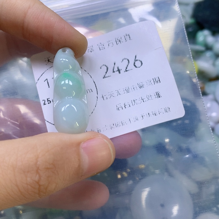 翡翠未镶嵌颈饰时****忆翡翠