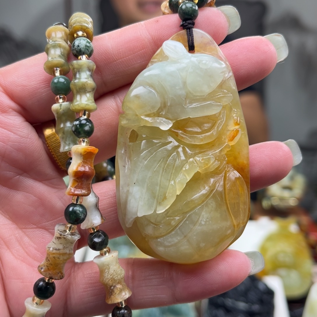 岫玉未镶嵌颈饰挂件