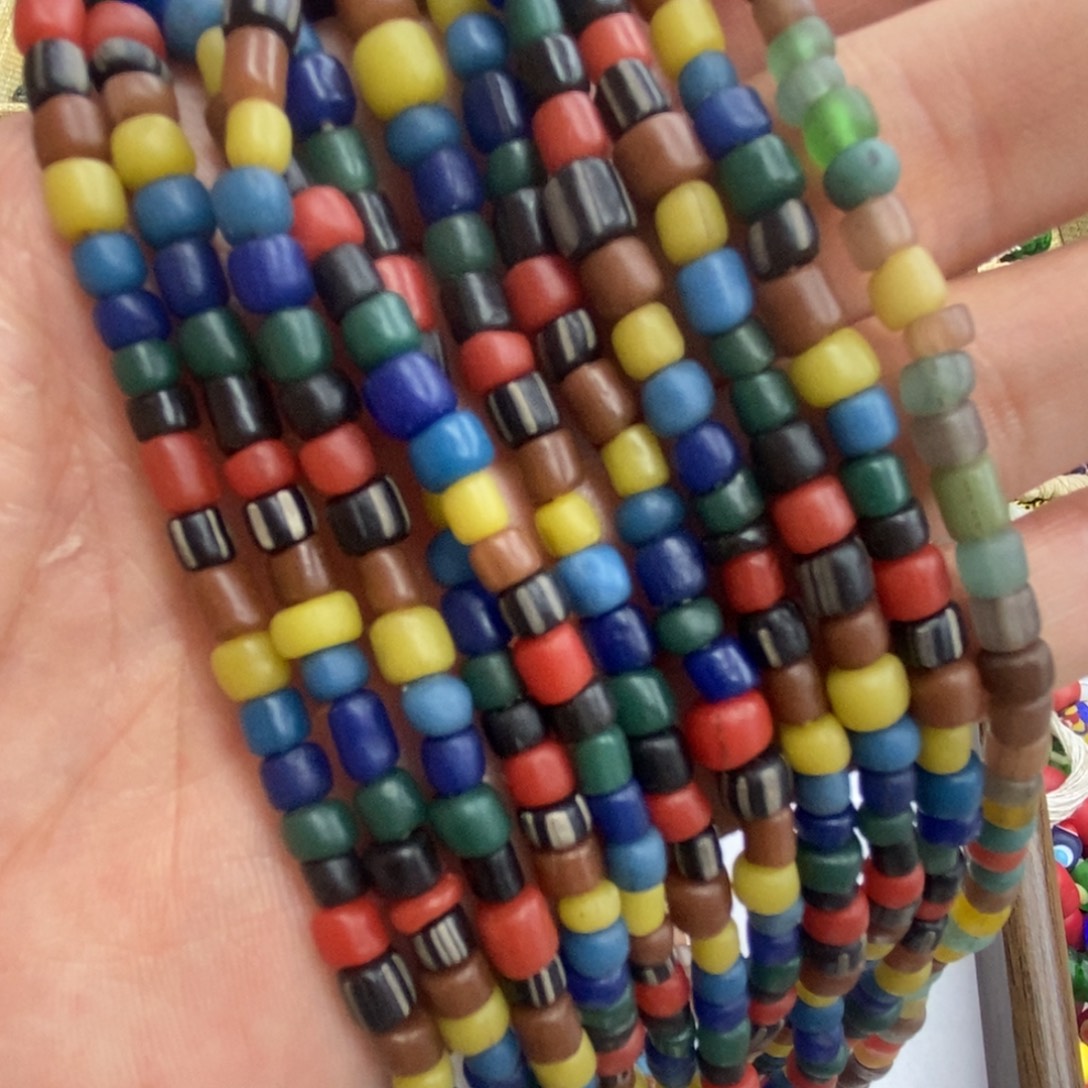 颈饰琉璃多宝色楼兰 