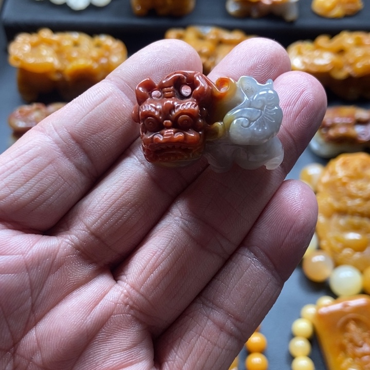 石英质玉（黄龙玉）未镶嵌颈饰