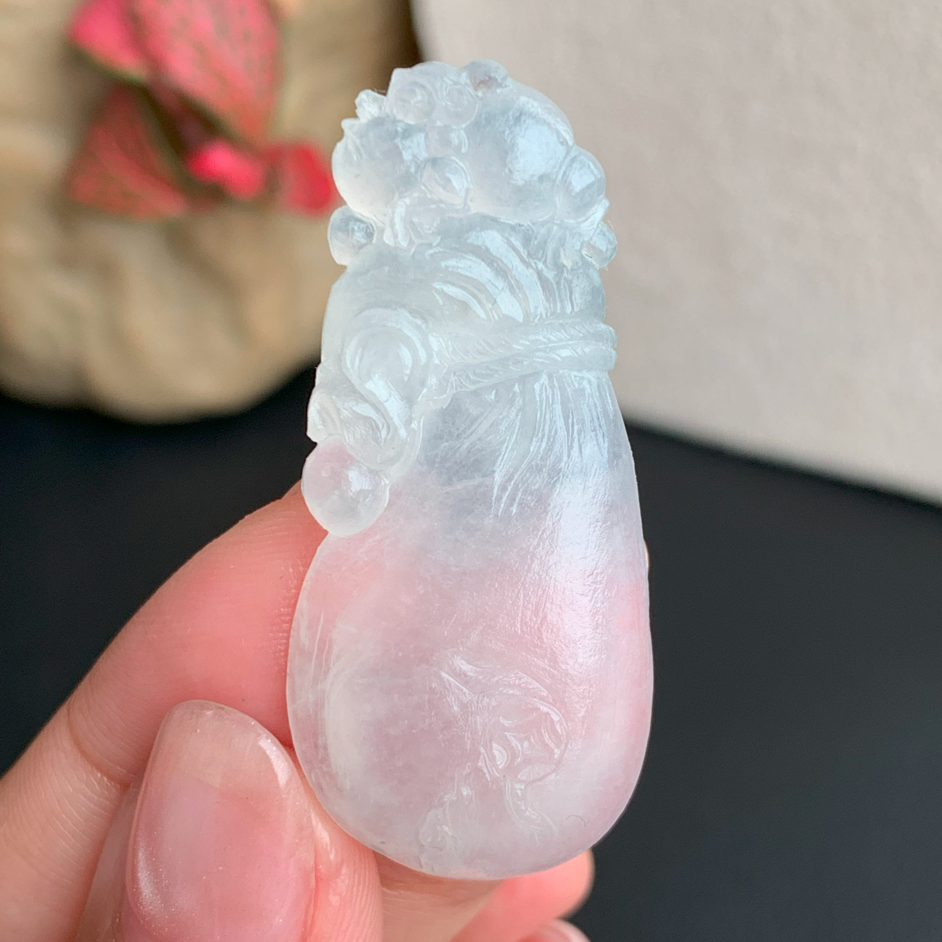 【自然光实拍】清澈 天然翡翠A货白冰金蟾钱袋吊坠 定制毛货未抛光