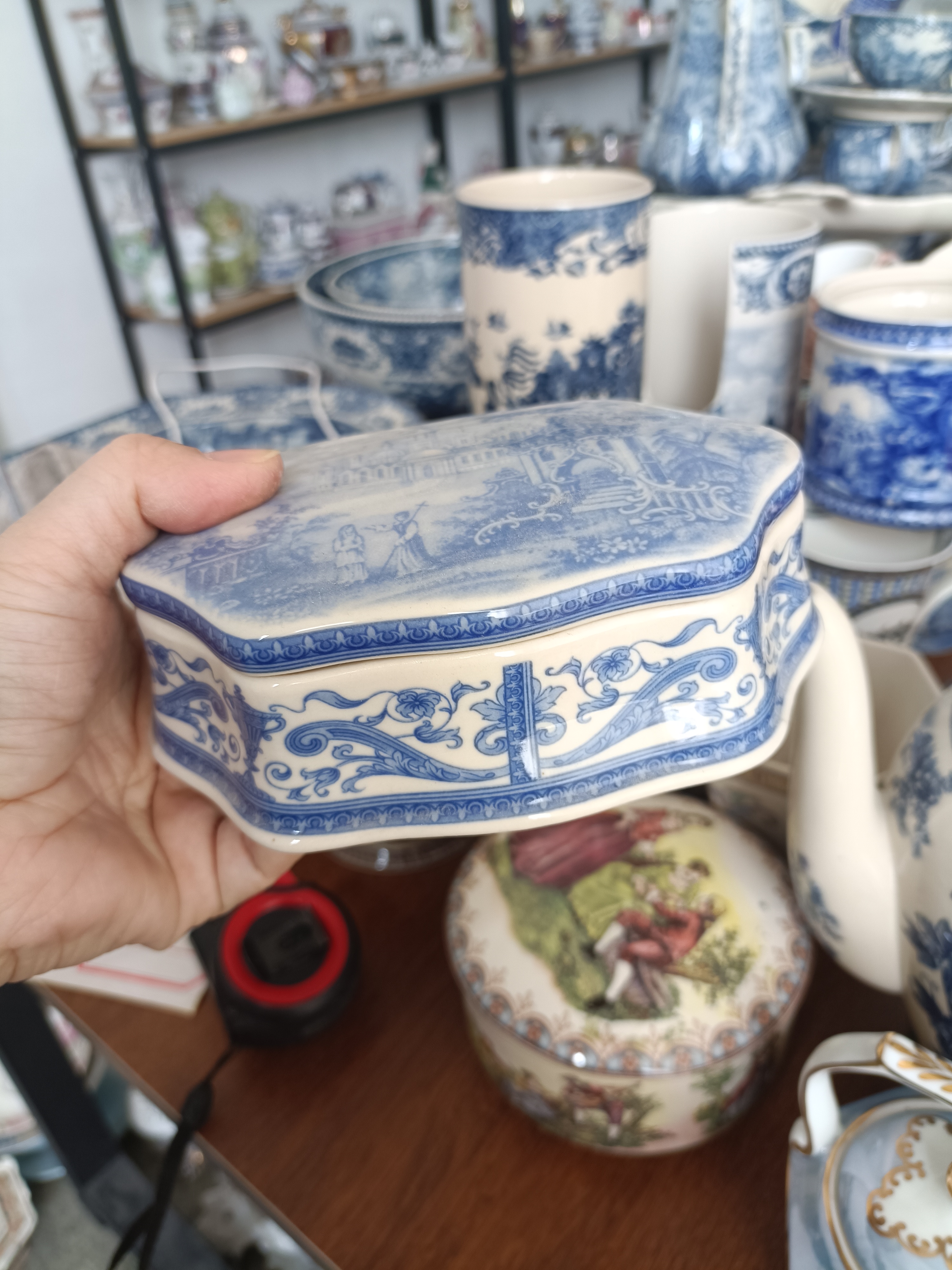 雅顿黑瓷蓝色首饰盒磨损