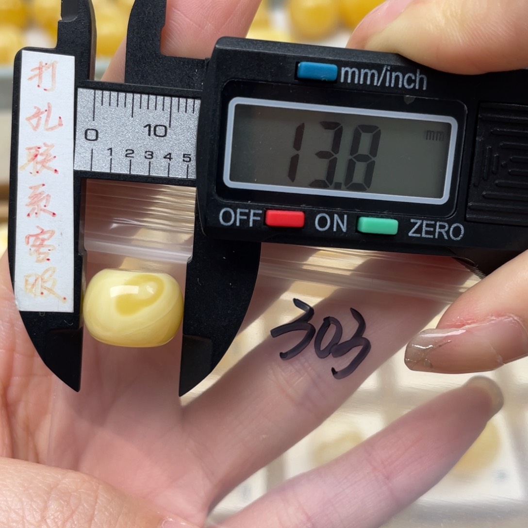 蜜蜡裸石未镶嵌闪**食蜜蜡