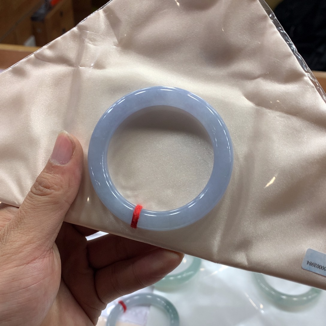 翡翠手镯未镶嵌翡翠