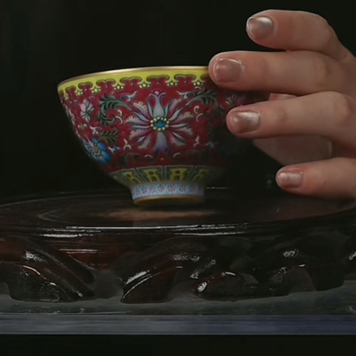 Y胭脂红地粉彩缠枝西番莲纹茶园