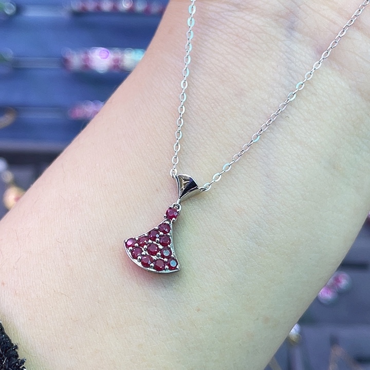 颈饰18K金镶嵌红宝石0.50克拉小裙子项链