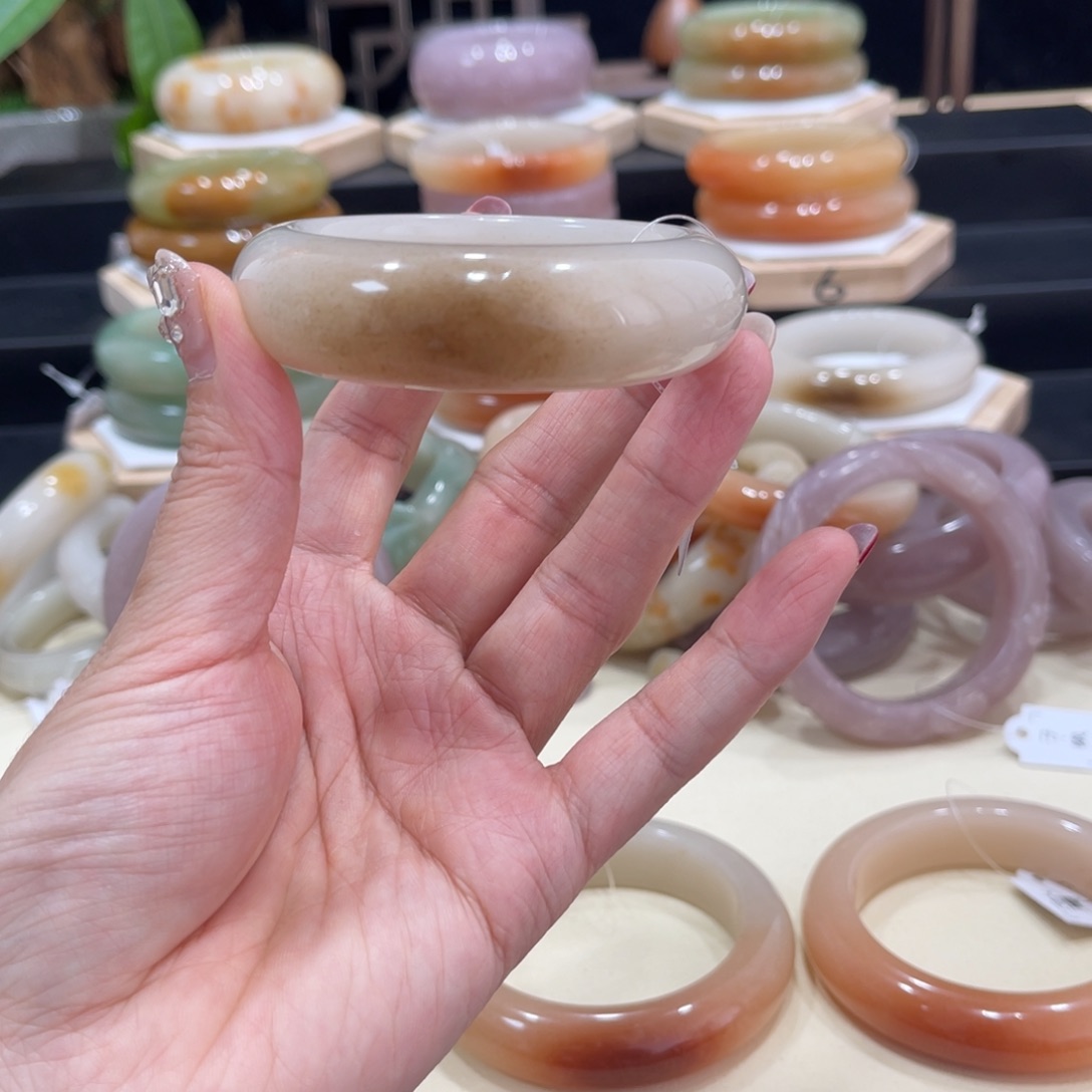 石英质玉手镯未镶嵌清**?