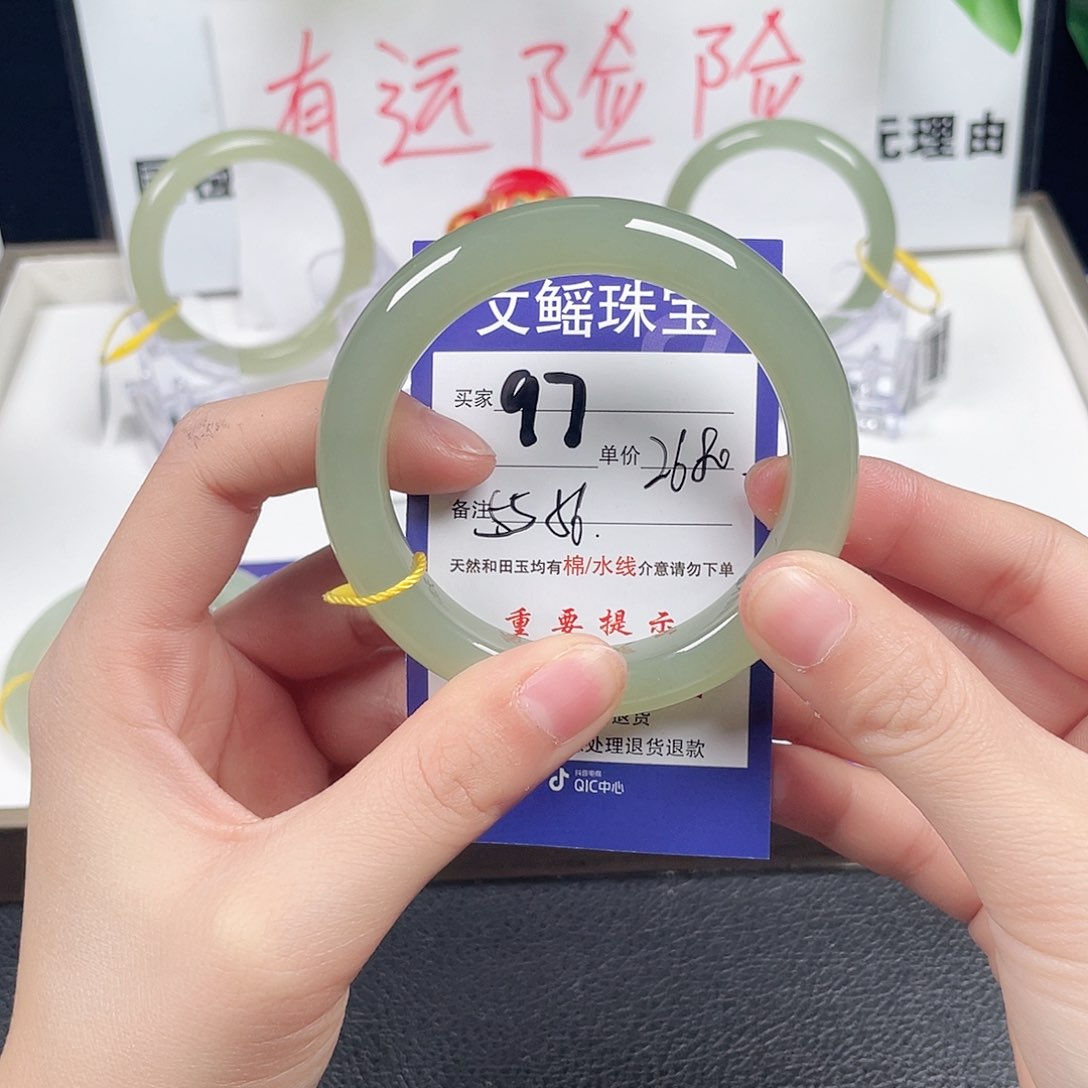 和田玉手镯未镶嵌