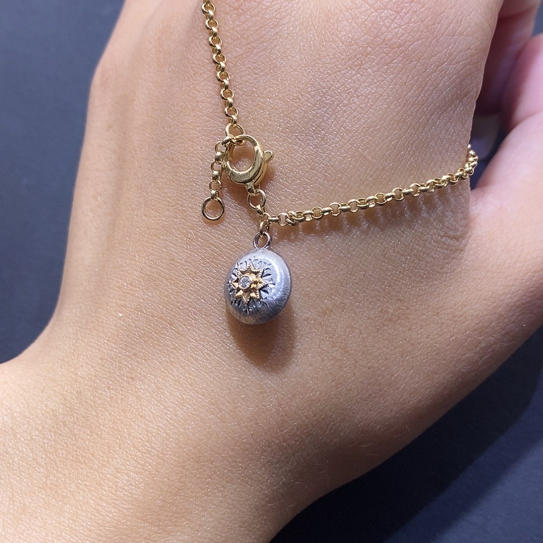 手链18K金镶嵌钻石黄白分色拉丝豆豆手链