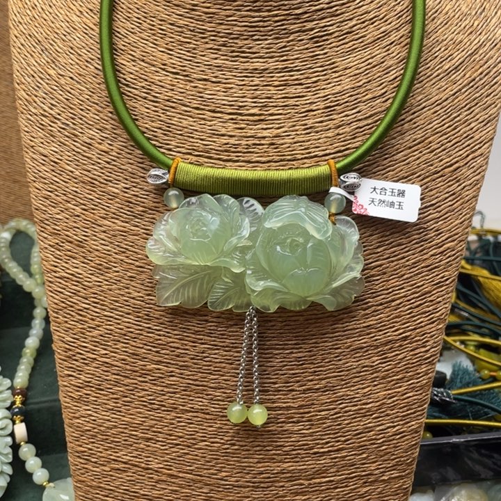 蛇纹石玉吊坠合金