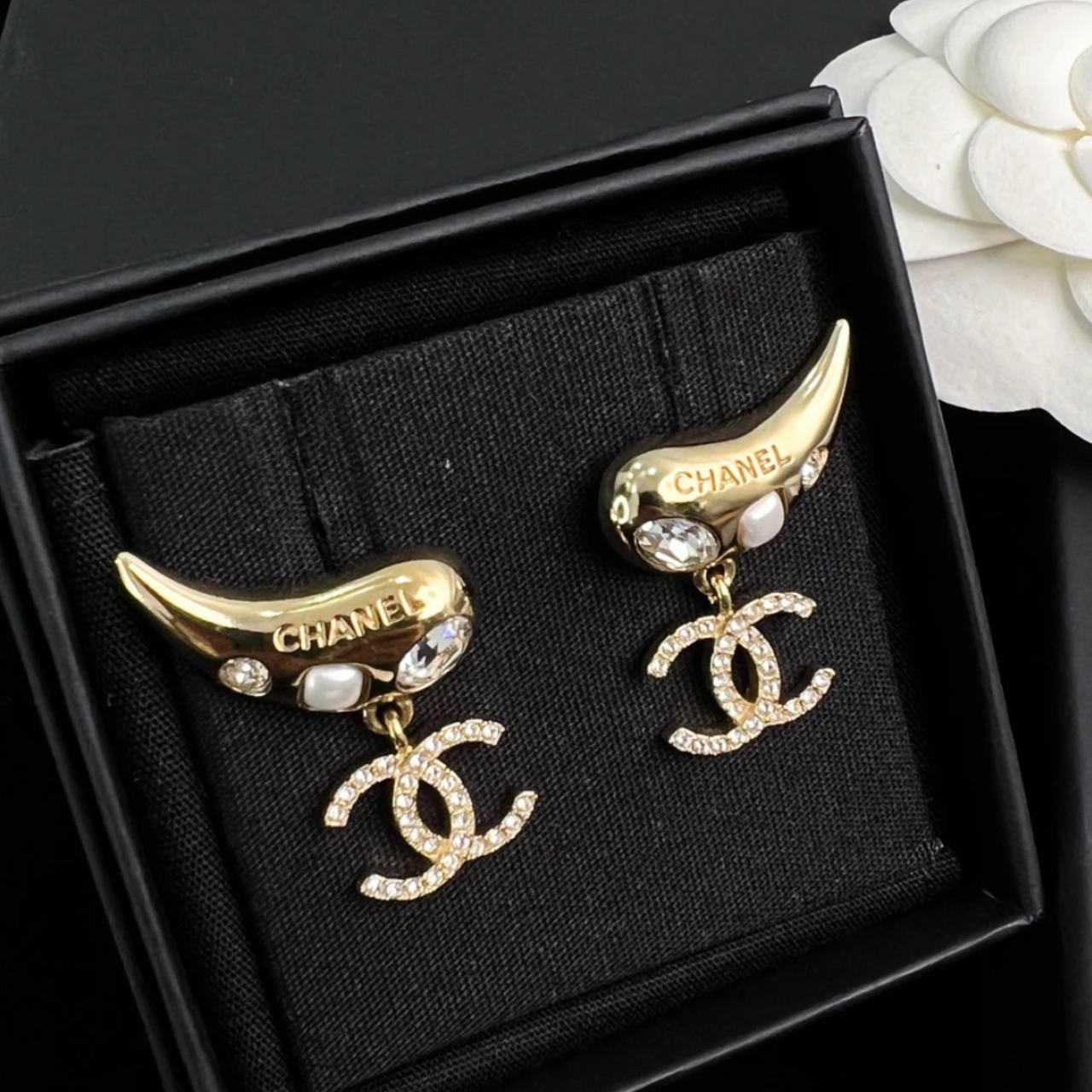 Chanel闪钻logo耳钉
