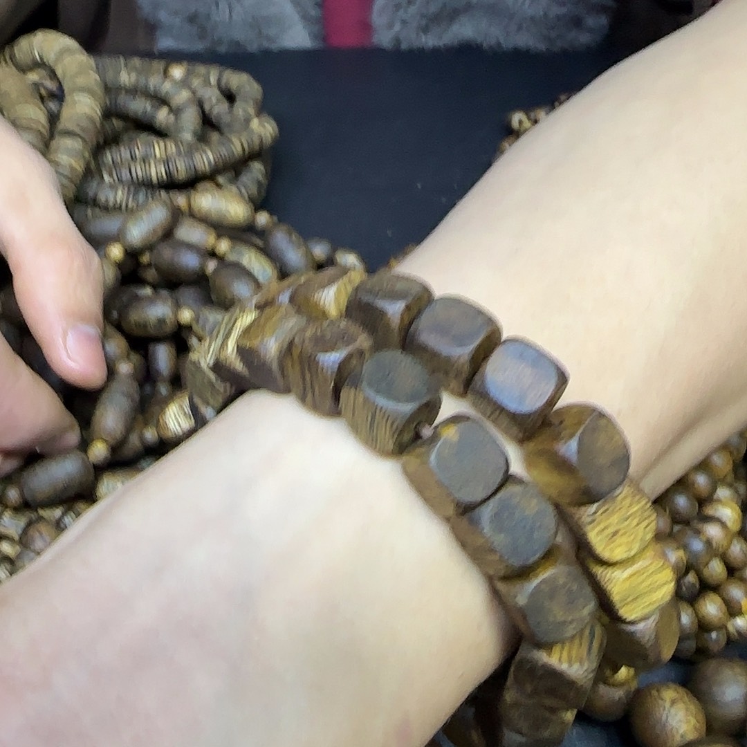 沉香碎屑沉香+大方糖珠单圈11克加多样性发一