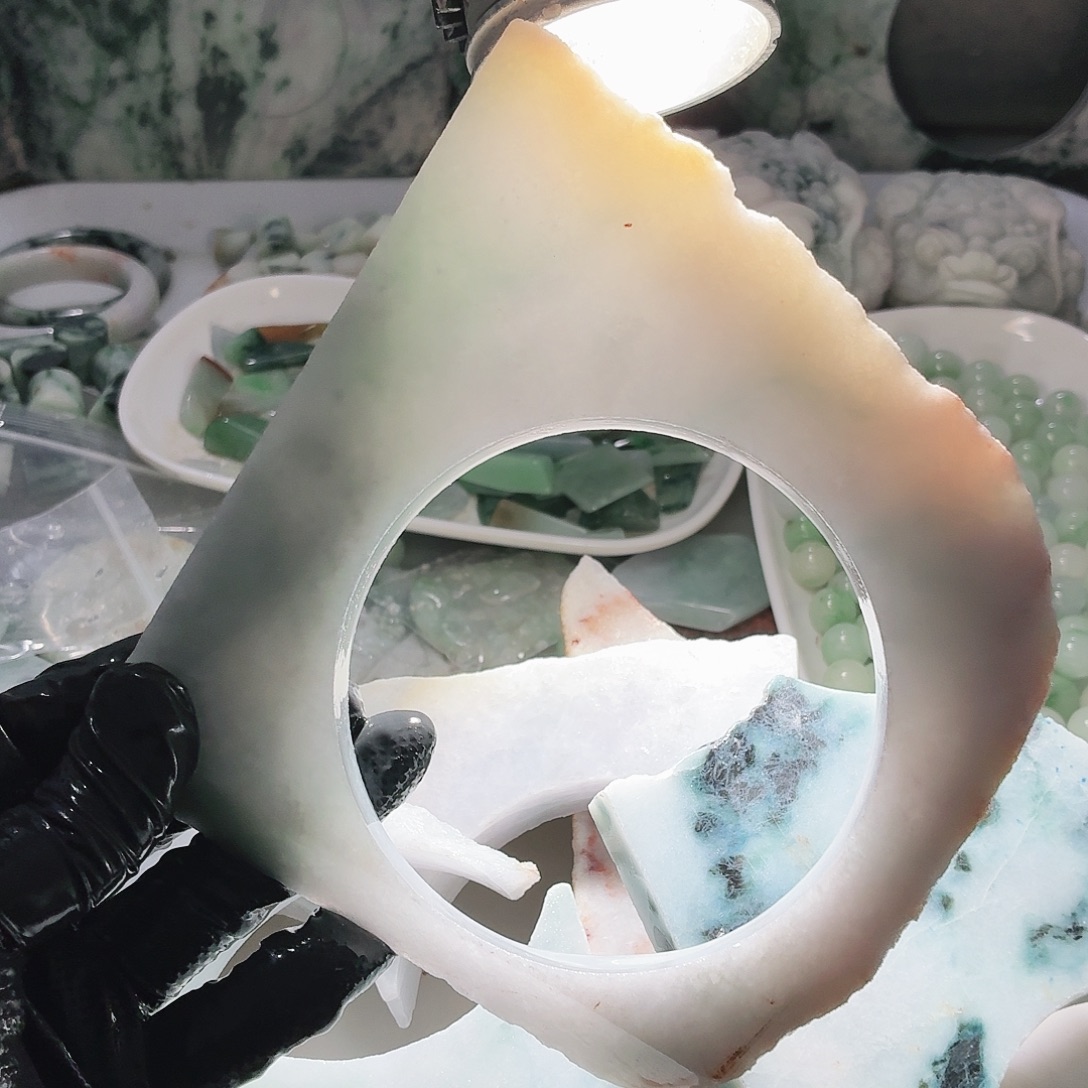 翡翠未镶嵌颈饰边角料