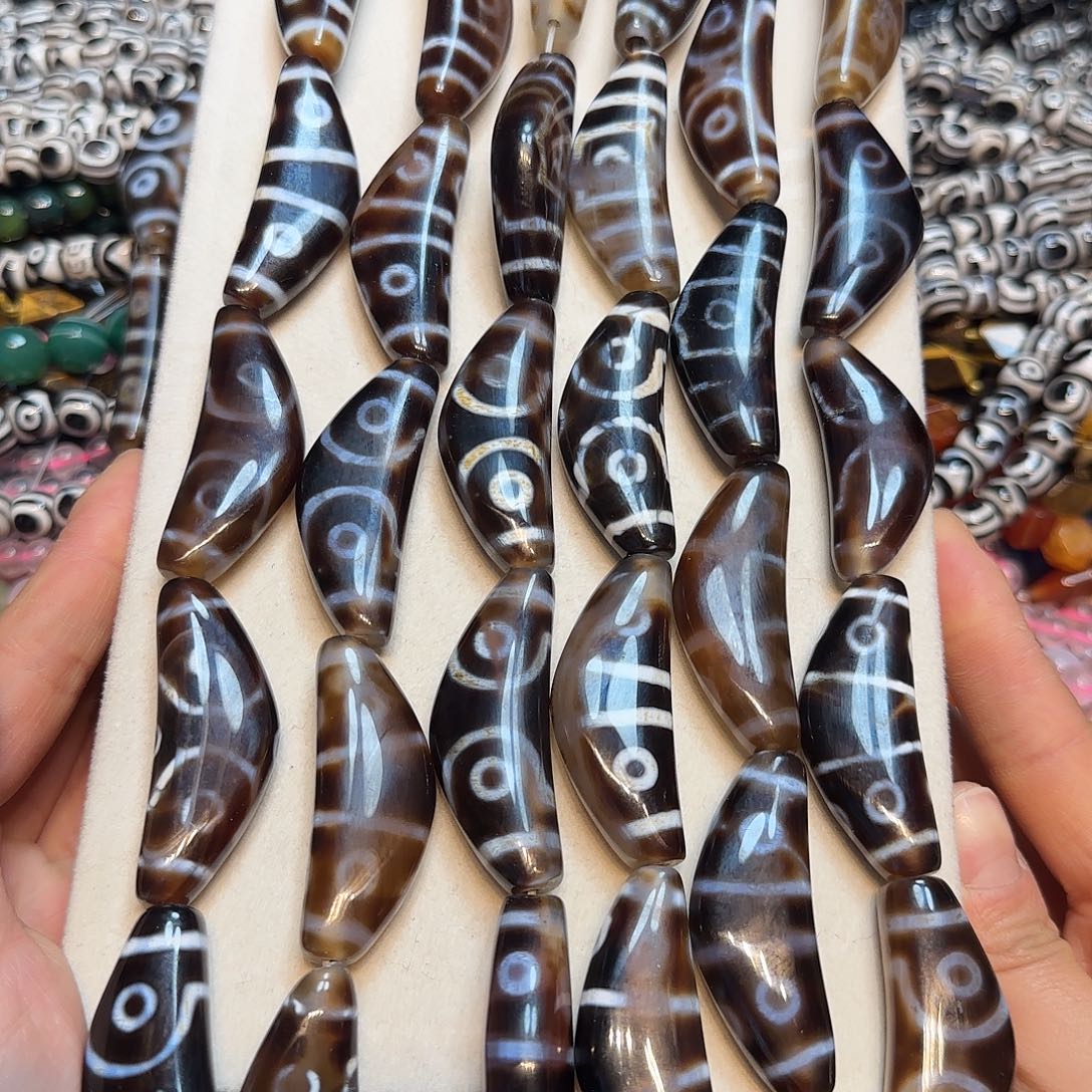 玛瑙/玉髓未镶嵌珠宝半成品透色玛瑙月亮天珠一条到手8颗