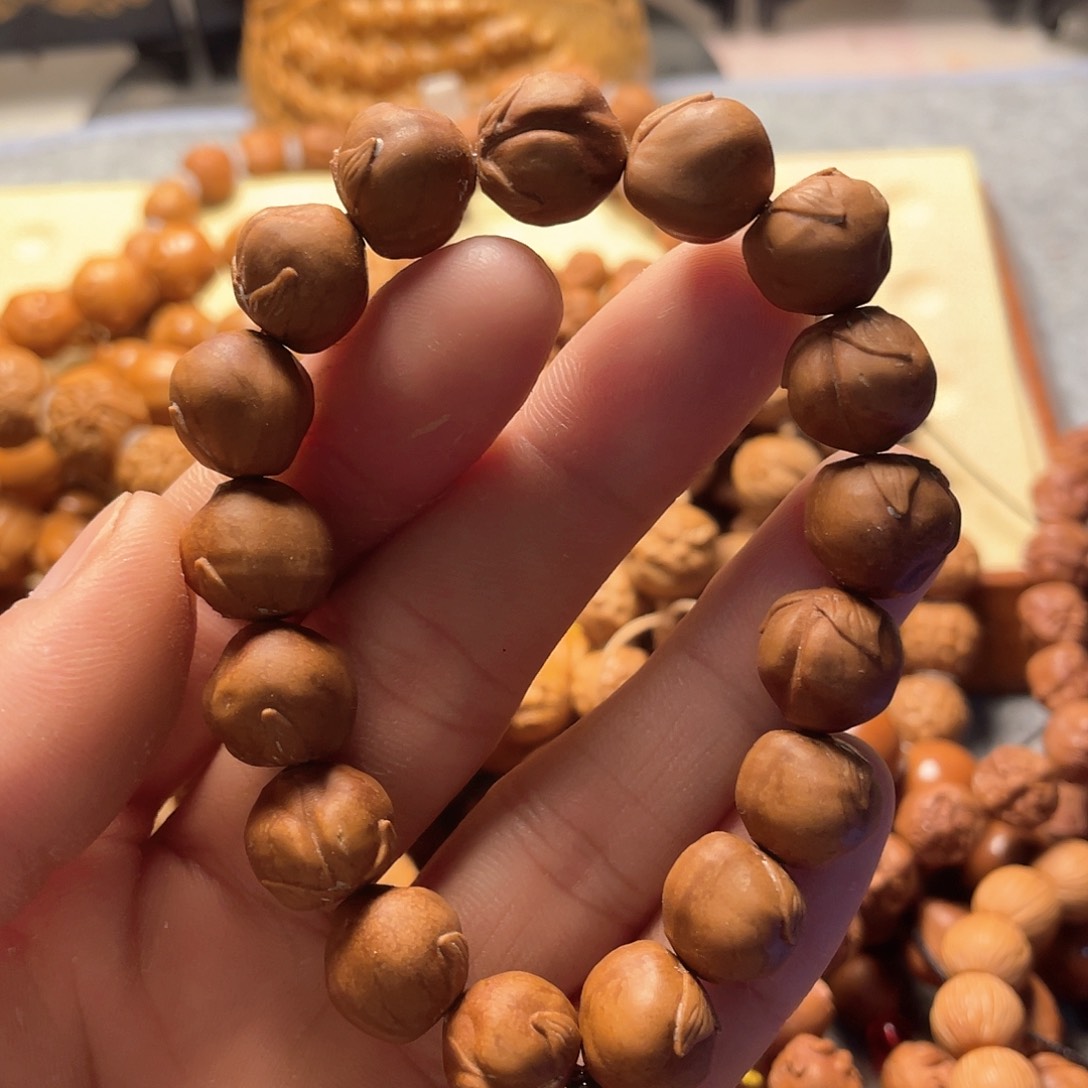 龙纹桃核雕刻寿桃（色差）