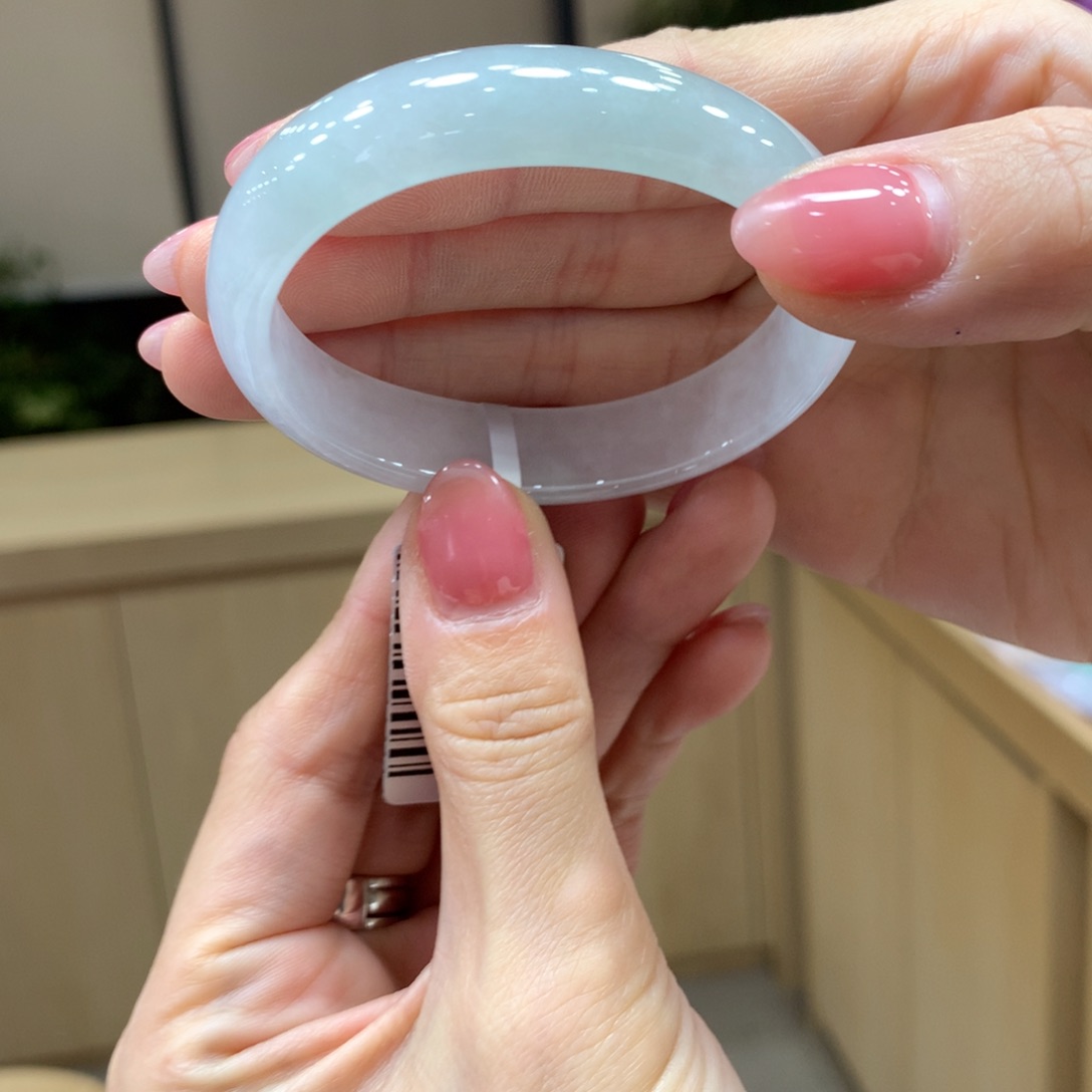 翡翠手镯未镶嵌不退不换