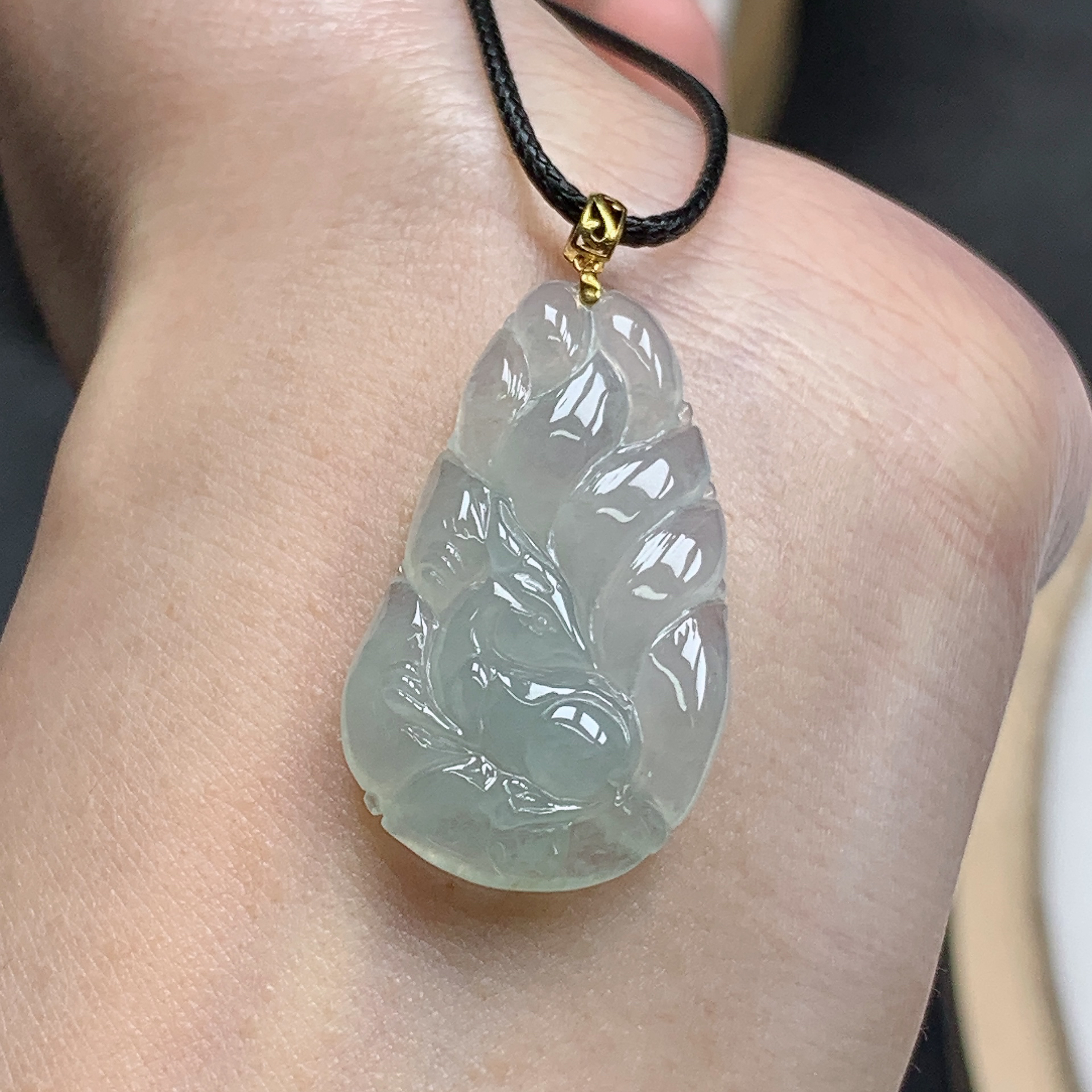 缅甸天然A货翡翠18K金扣头镶嵌冰种九尾狐吊坠