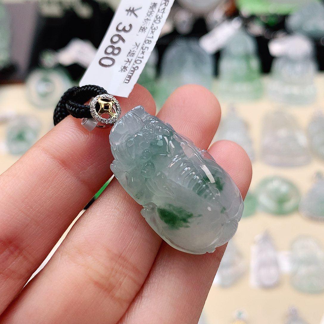 翡翠18K金镶嵌颈饰貔貅