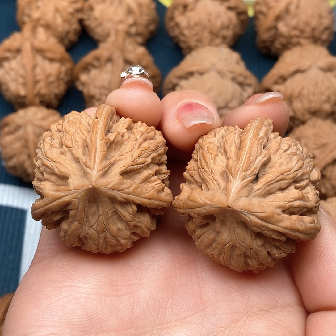 文玩核桃吊坠玉龙