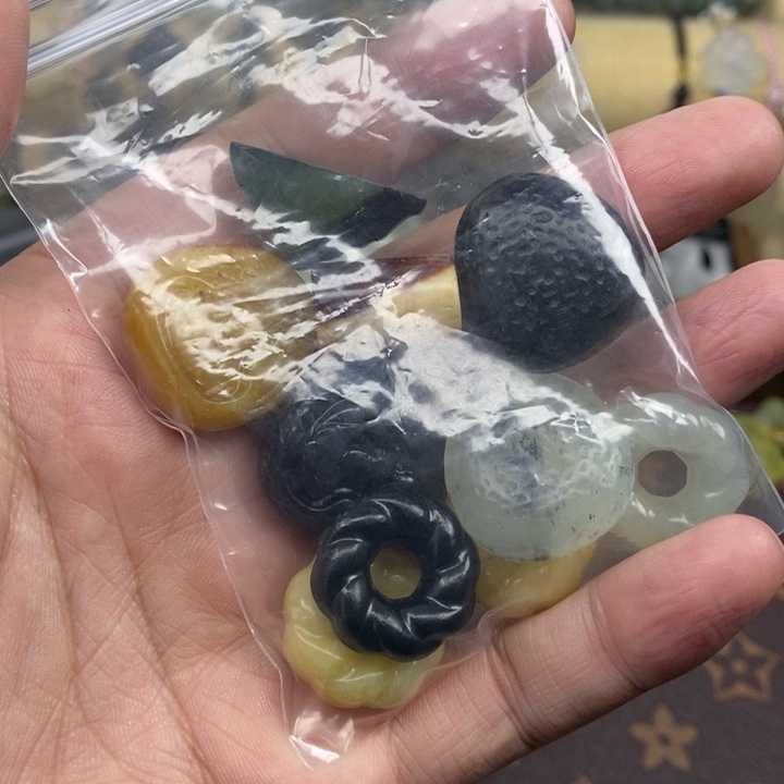 胖***。蛇纹石玉未镶嵌颈饰