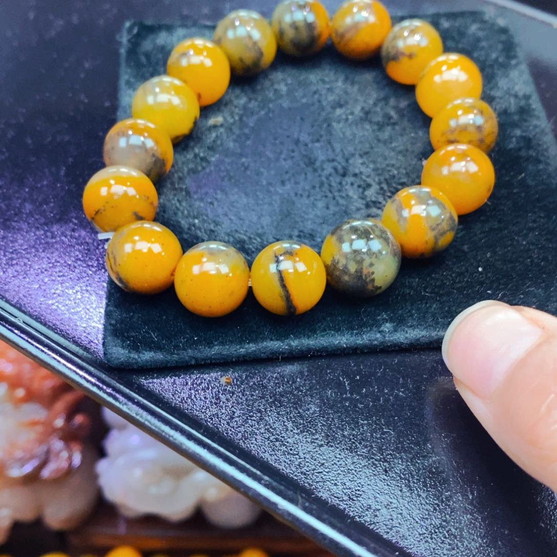 未镶嵌石英质玉（黄龙玉）颈饰