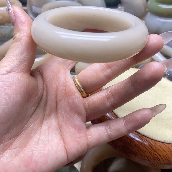 石英岩玉手镯未镶嵌