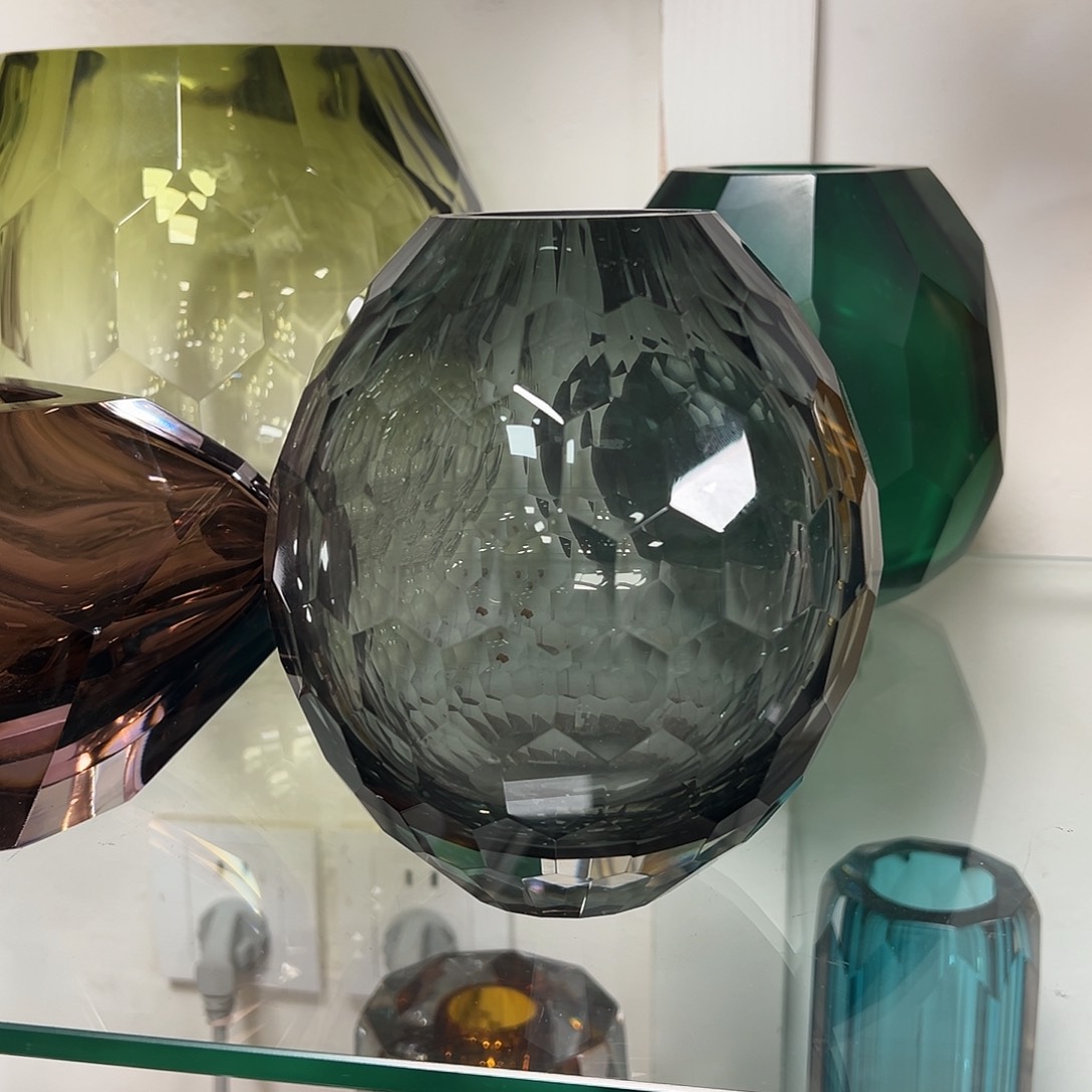 琉璃高15烟灰钻石磨刻琉璃花器