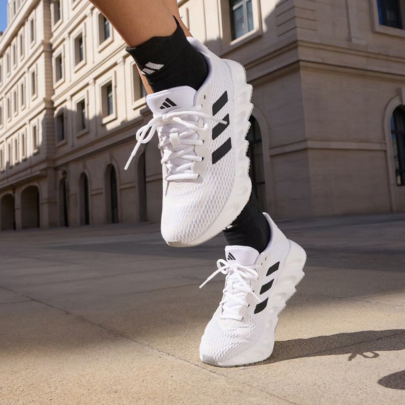 Adidas/阿迪达斯SWITCH RUN男子耐磨跑步运动鞋IF5719