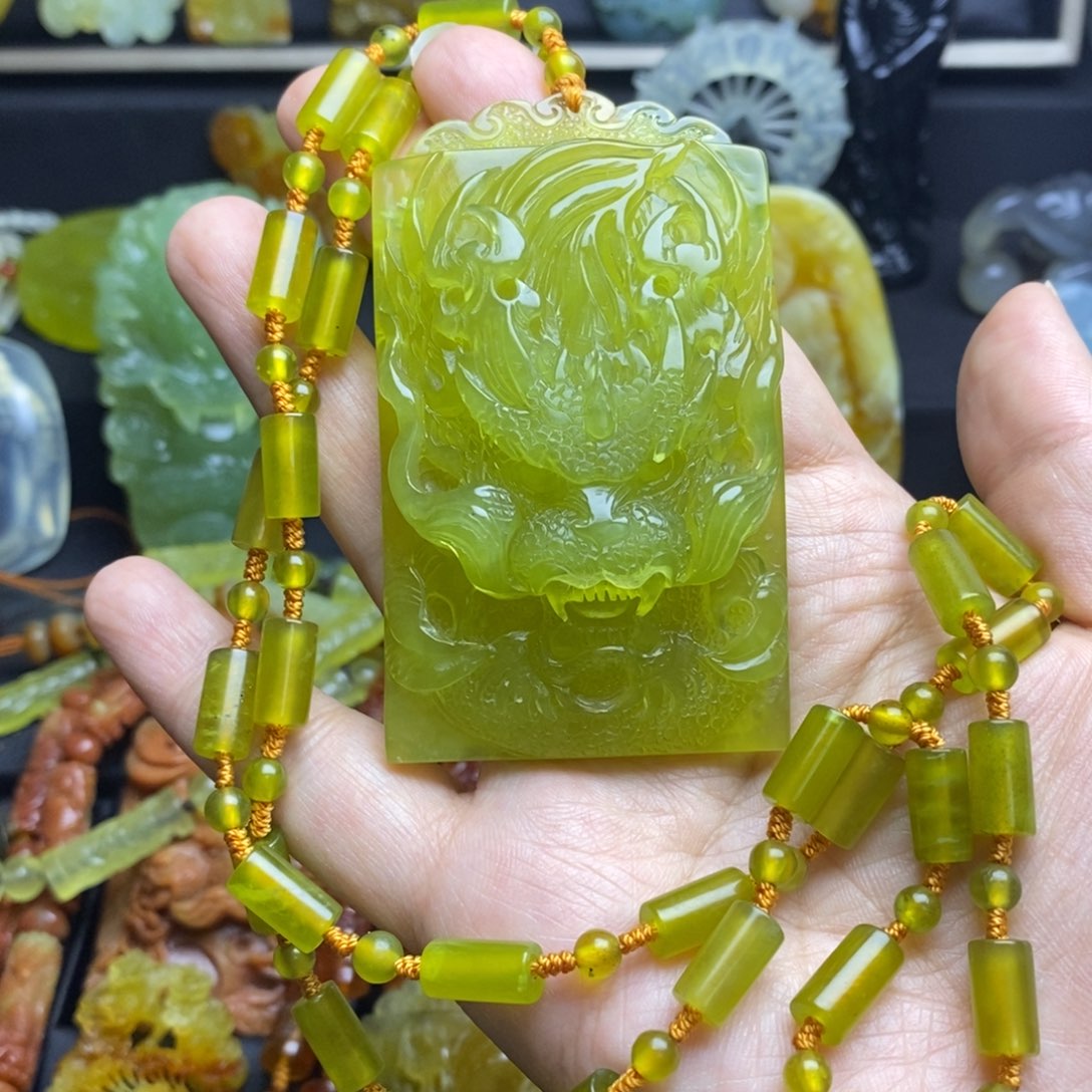 蛇纹石玉颈饰未镶嵌冰***梨