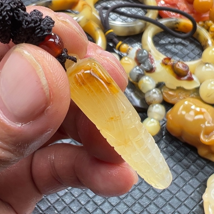 石英质玉（黄龙玉）颈饰未镶嵌