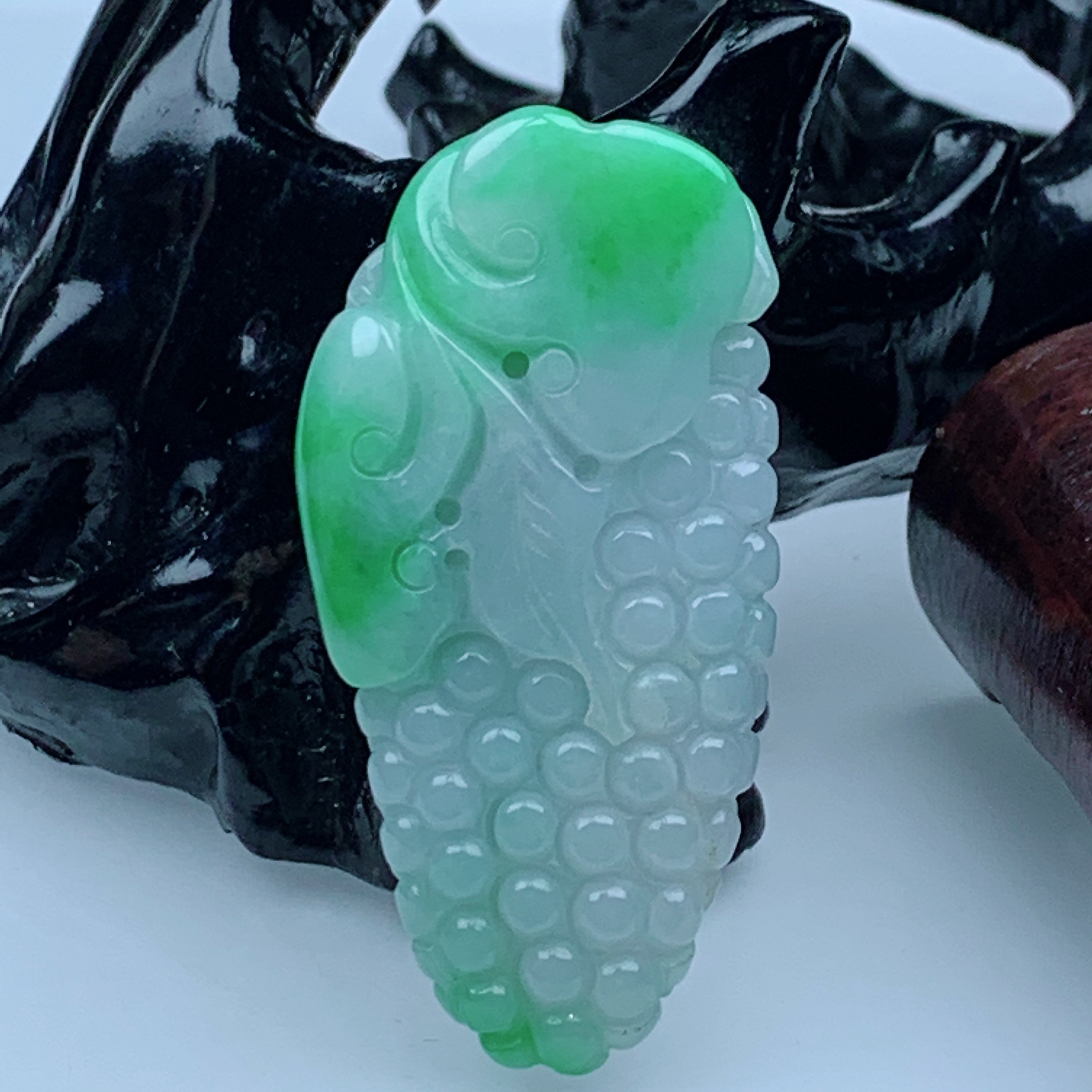1783缅甸天然A货翡翠 尺寸48.5/24/7.7mm 飘绿葡萄吊坠挂件