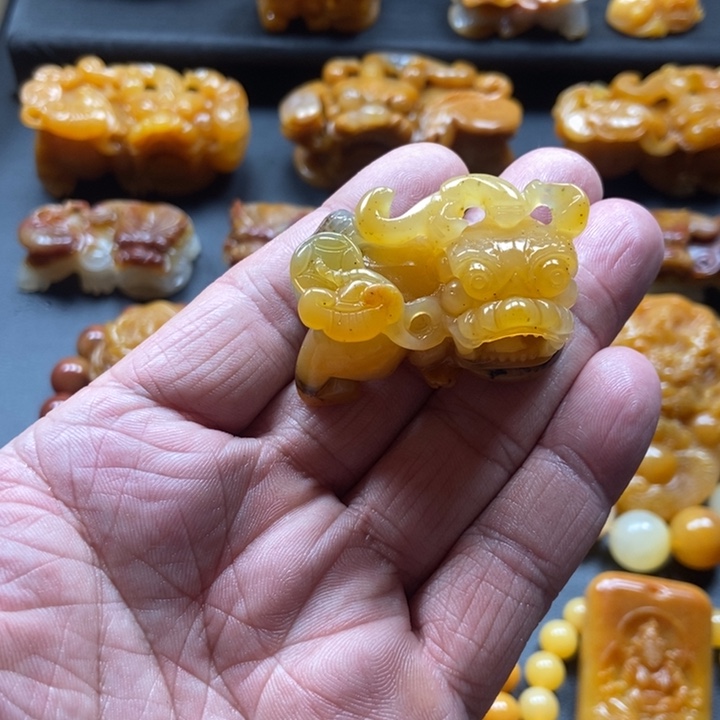 石英质玉（黄龙玉）未镶嵌颈饰