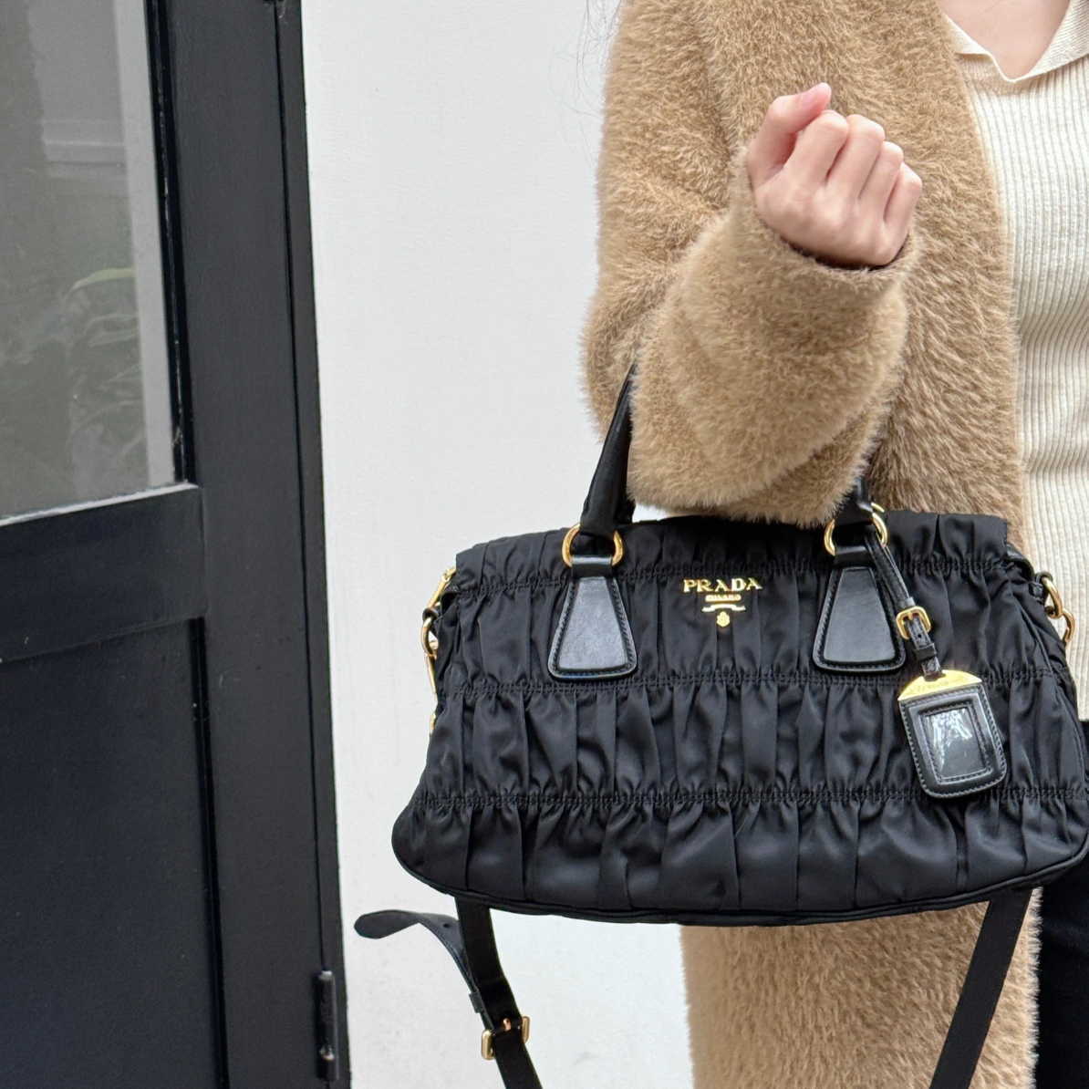 95新 Prada/普拉达 黑金褶皱云朵斜挎包单肩21792815