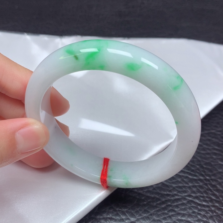 翡翠手镯未镶嵌。