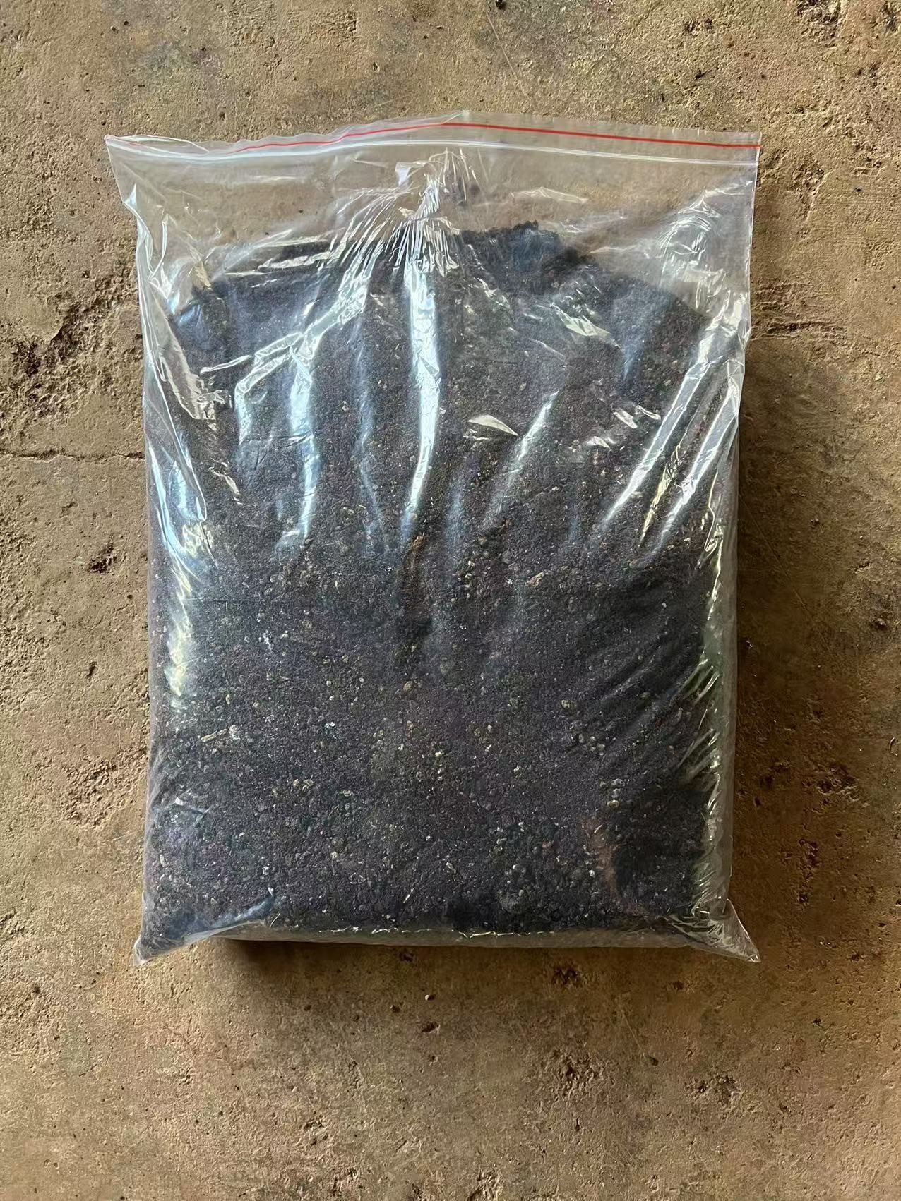 (腐殖土)多肉独特配方专用营养土，每袋8斤左右，请拌均匀后在使用。